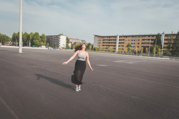 Vackra kurvig tjej poserar i en stadsmiljö — Stockfoto