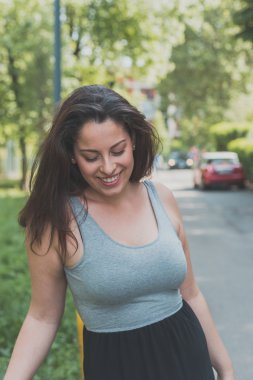 Bir kentsel bağlamda poz güzel curvy kız