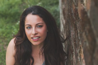 Bir kentsel bağlamda poz güzel curvy kız