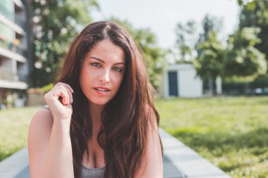 Bir kentsel bağlamda poz güzel curvy kız