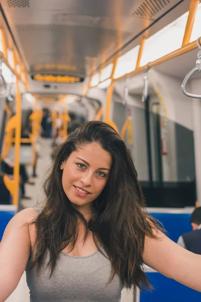 지하철 차량에서 포즈를 취하는 아름 다운 매력적인 소녀 — 스톡 사진