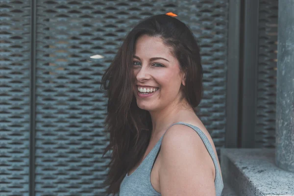 Beautiful curvy girl posing in an urban context — Stock Photo, Image