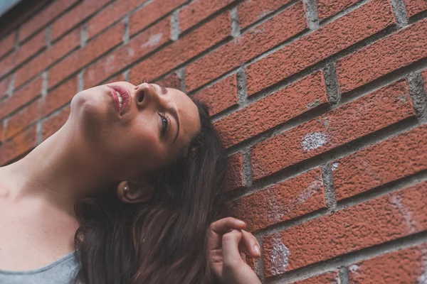 Belle fille courbée posant dans un contexte urbain — Photo