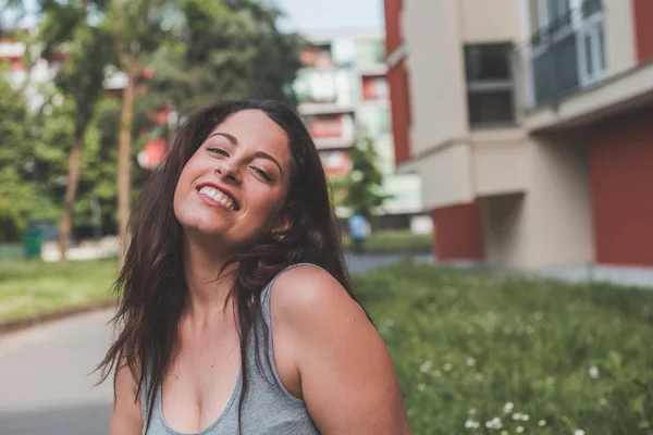 Beautiful curvy girl posing in an urban context — Stock Photo, Image