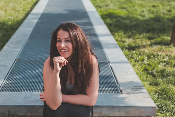 Hermosa chica curvilínea posando en un contexto urbano —  Fotos de Stock