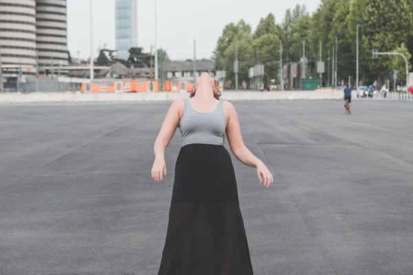 Beautiful curvy girl posing in an urban context — Stock Photo, Image