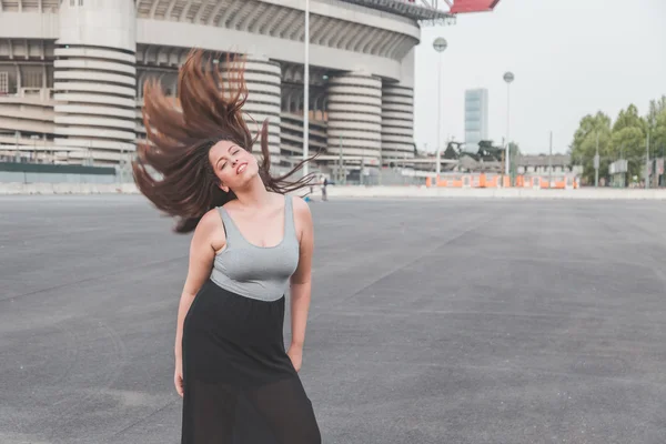 Belle fille courbée posant dans un contexte urbain — Photo