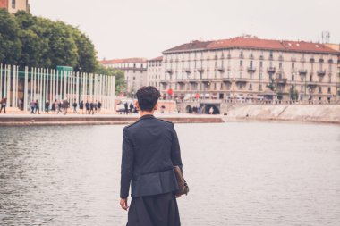 Yakışıklı Asya model tarafından yapay bir havza poz