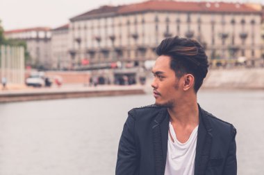 Yakışıklı Asya model tarafından yapay bir havza poz
