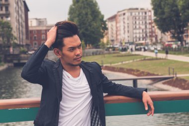 Yakışıklı Asya model tarafından yapay bir havza poz