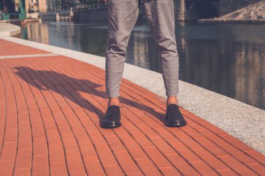 Bir Asya model tarafından yapay bir havza poz detay