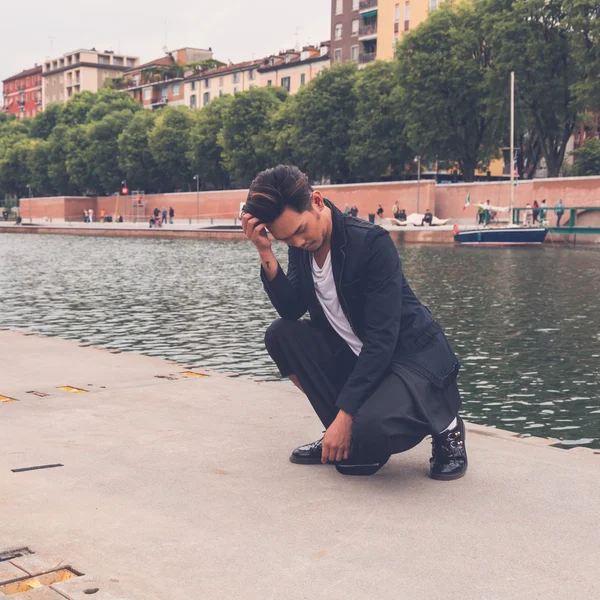 Hermoso modelo asiático posando en una cuenca artificial — Foto de Stock