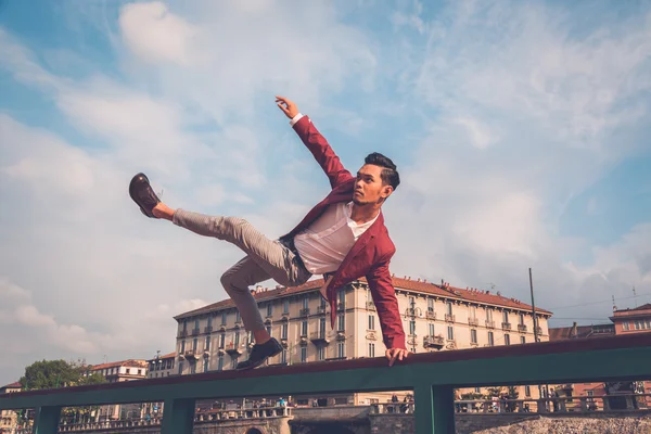 Bonito modelo asiático pulando nas ruas da cidade — Fotografia de Stock