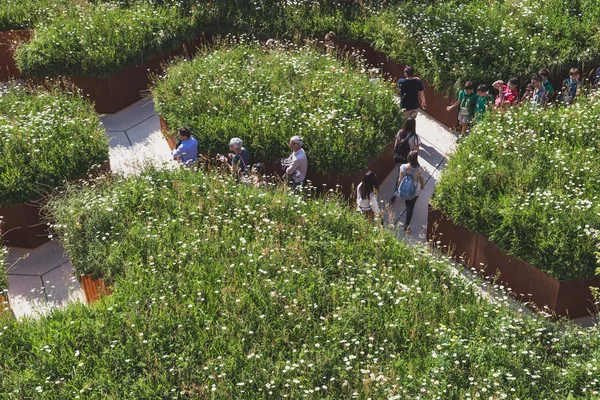 Personnes visitant le pavillon britannique à l'Expo 2015 à Milan, Italie — Photo