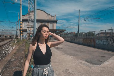 Endüstriyel bir bağlamda poz güzel esmer