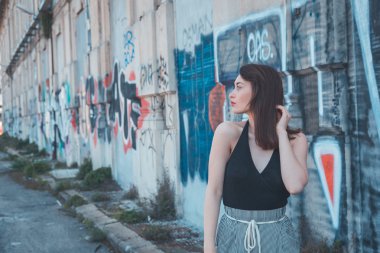 Endüstriyel bir bağlamda poz güzel esmer