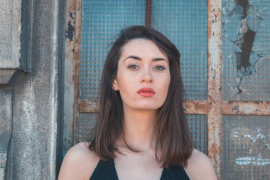 Endüstriyel bir bağlamda poz güzel esmer