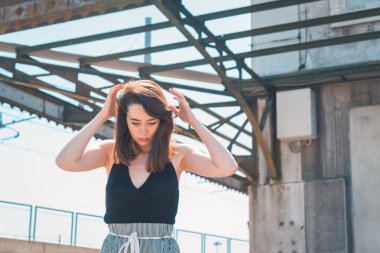 Endüstriyel bir bağlamda poz güzel esmer