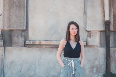 Endüstriyel bir bağlamda poz güzel esmer