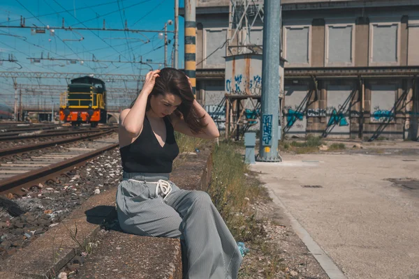 Linda morena posando em um contexto industrial — Fotografia de Stock