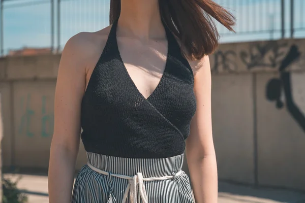 Detail of a beautiful girl posing in an industrial context — Stock Photo, Image