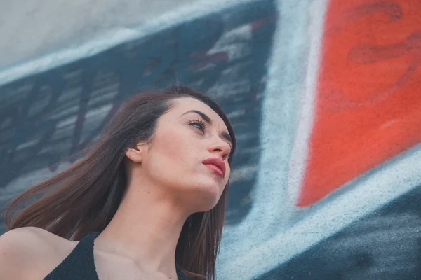 Hermosa morena posando en un contexto industrial — Foto de Stock