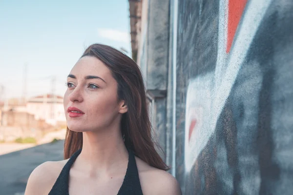 Linda morena posando em um contexto industrial — Fotografia de Stock