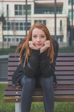 Güzel kız şehir sokaklarda poz