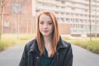 Güzel kız şehir sokaklarda poz