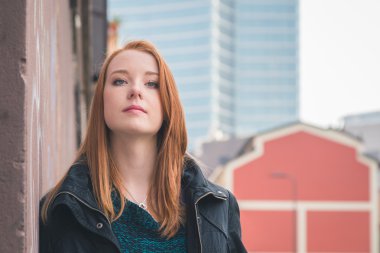 Güzel kız şehir sokaklarda poz