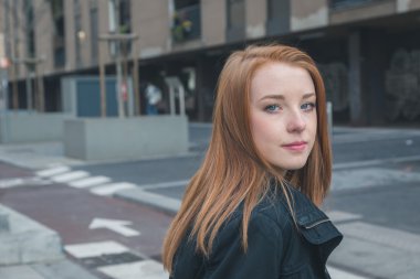 Güzel kız şehir sokaklarda poz