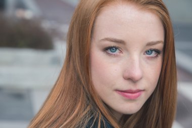 Güzel kız şehir sokaklarda poz