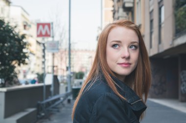 Güzel kız şehir sokaklarda poz