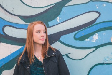 Güzel kız şehir sokaklarda poz