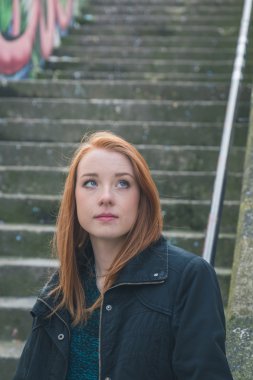 Güzel kız şehir sokaklarda poz