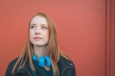 Güzel kız şehir sokaklarda poz