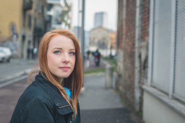 Güzel kız şehir sokaklarda poz