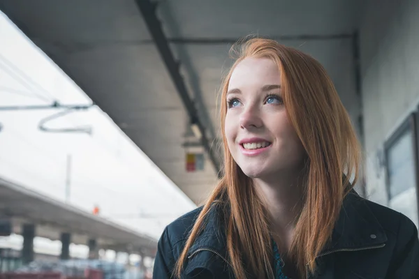 Gadis cantik berpose di stasiun kereta api — Stok Foto