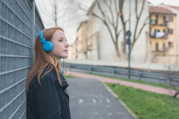 Belle fille posant dans les rues de la ville — Photo