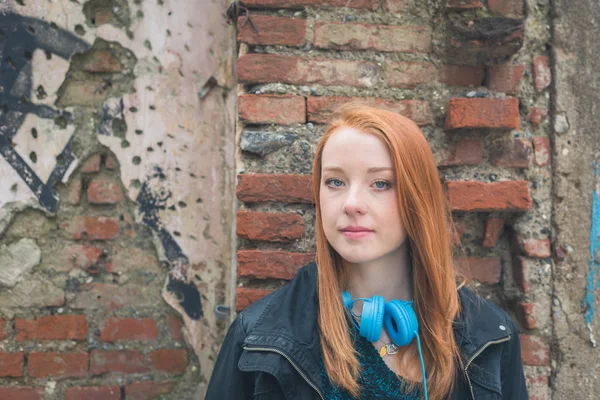 Menina bonita posando nas ruas da cidade — Fotografia de Stock