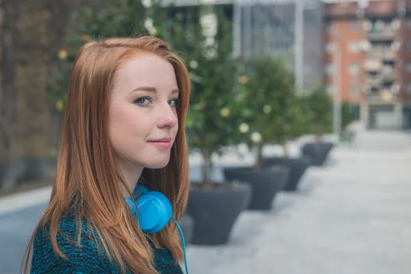 Belle fille posant dans les rues de la ville — Photo