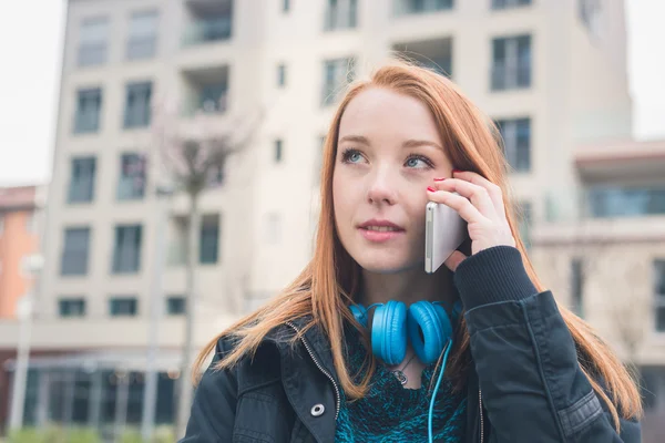 Krásná dívka mluví telefonu v městském kontextu — Stock fotografie