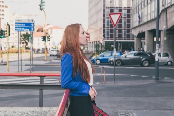 都市の文脈でポーズ美しい赤毛の女の子 — ストック写真