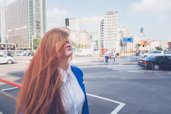 都市の文脈でポーズ美しい赤毛の女の子 — ストック写真