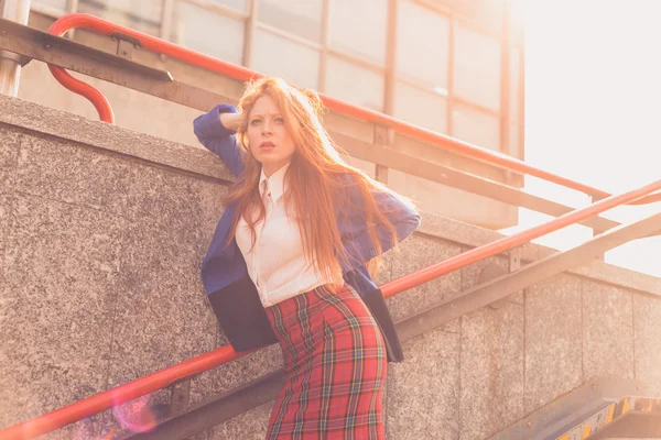 Bir kentsel bağlamda poz güzel kızıl saçlı kız — Stok fotoğraf