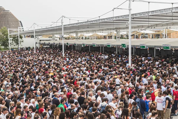 Menigte op Expo 2015 in Milaan, Italië — Stockfoto