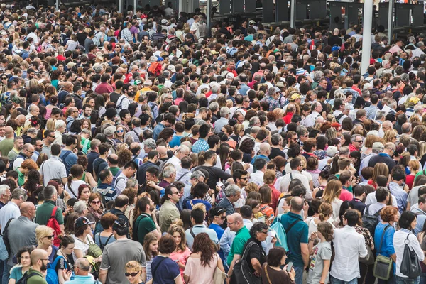 Multidão na Expo 2015 em Milão, Itália — Fotografia de Stock