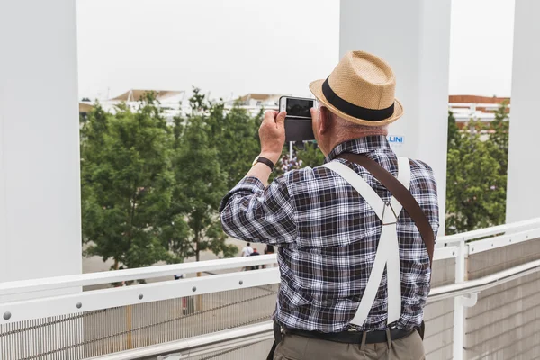 Homem tirando uma foto na Expo 2015 em Milão, Itália — Fotografia de Stock