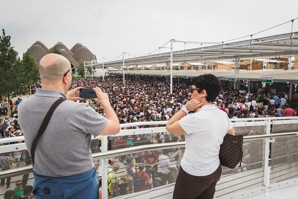 Homem tirando uma foto na Expo 2015 em Milão, Itália — Fotografia de Stock