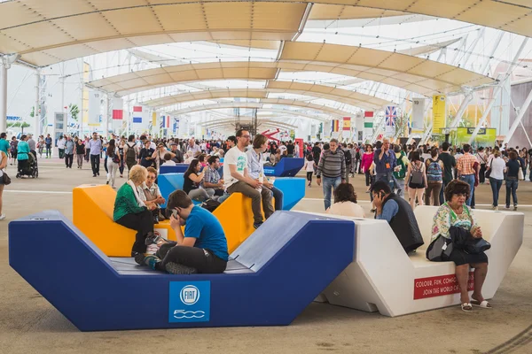 Personas que visitan Expo 2015 en Milán, Italia —  Fotos de Stock
